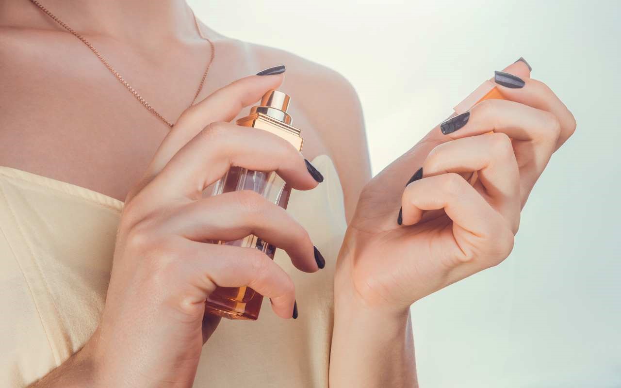 Jak sprawdzić, czy perfumy będa długo wyczuwalne