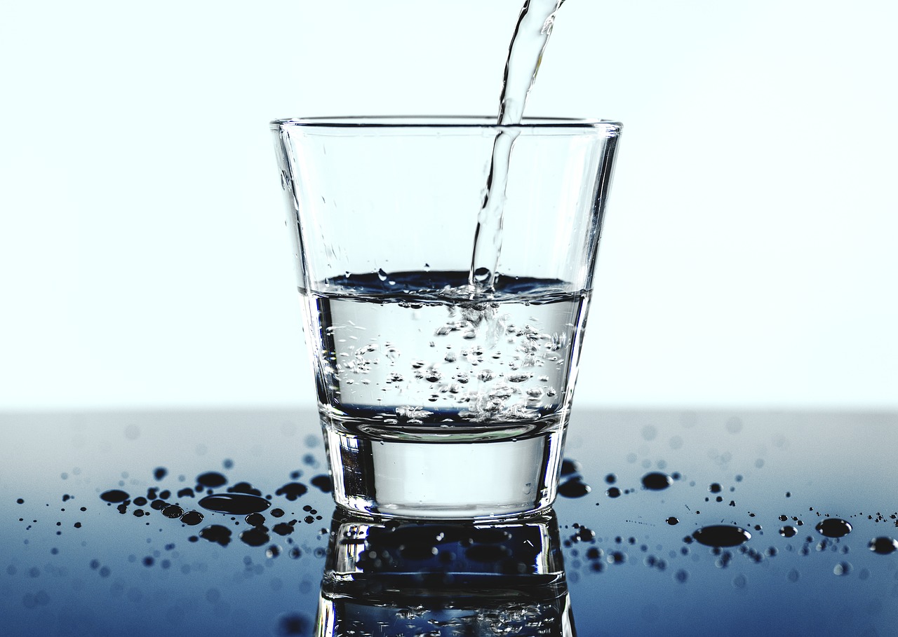 Zdrowa woda nie tylko z butelki – jak ją uzyskać?