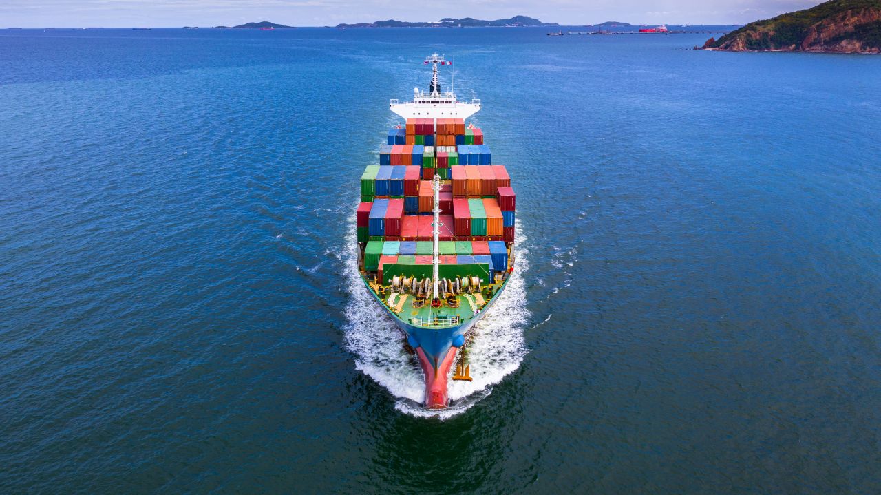Spedycja morska – jakie towary można transportować za jej pośrednictwem?