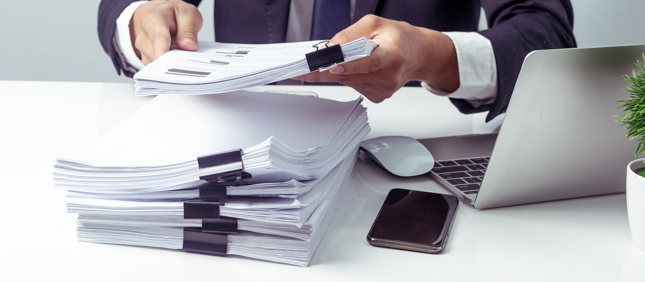 Jak bezpiecznie przesłać papierową wersję ważnych dokumentów do klienta?