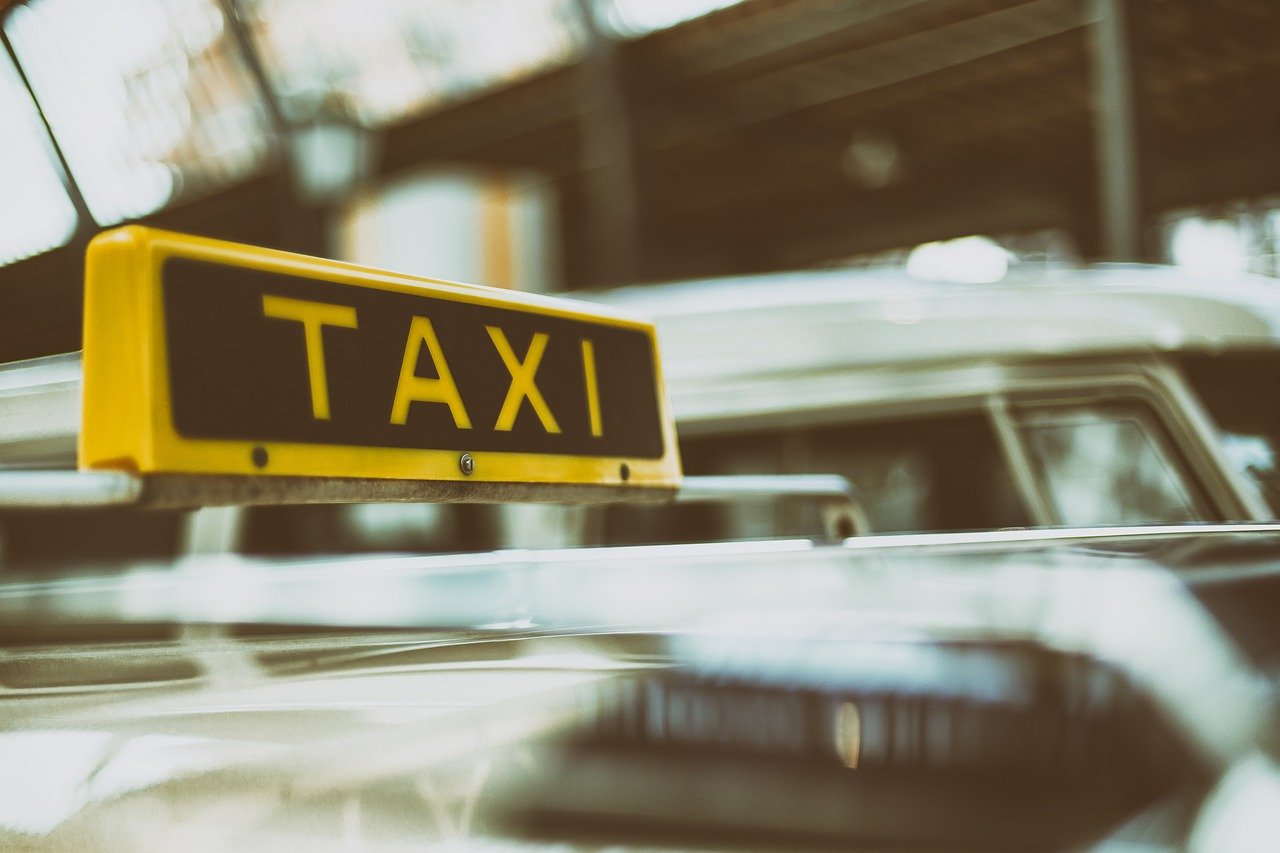 Karty magnetyczne w taksówce – kiedy warto się o taką postarać?