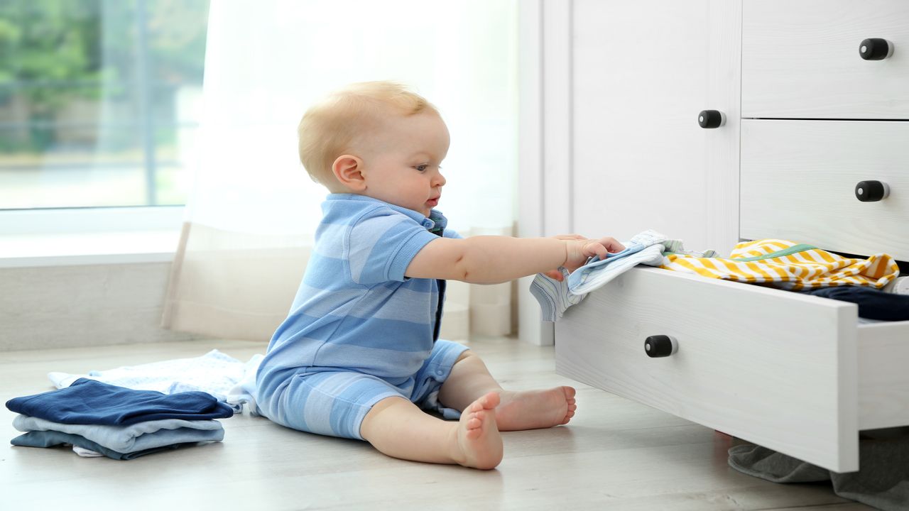 Garderoba niemowlaka – co zawiera?