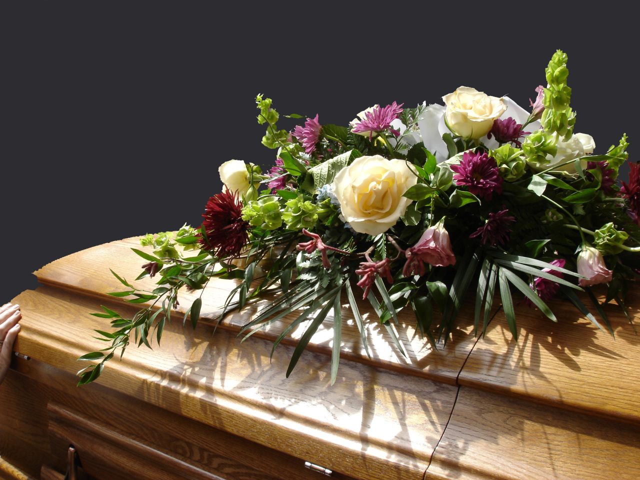 Wiązanka pogrzebowa – z jakich kwiatów się składa?