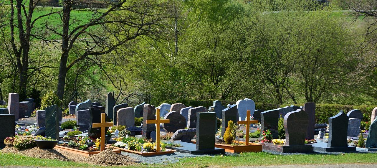 Co powinno znaleźć się na nagrobku na cmentarzu?