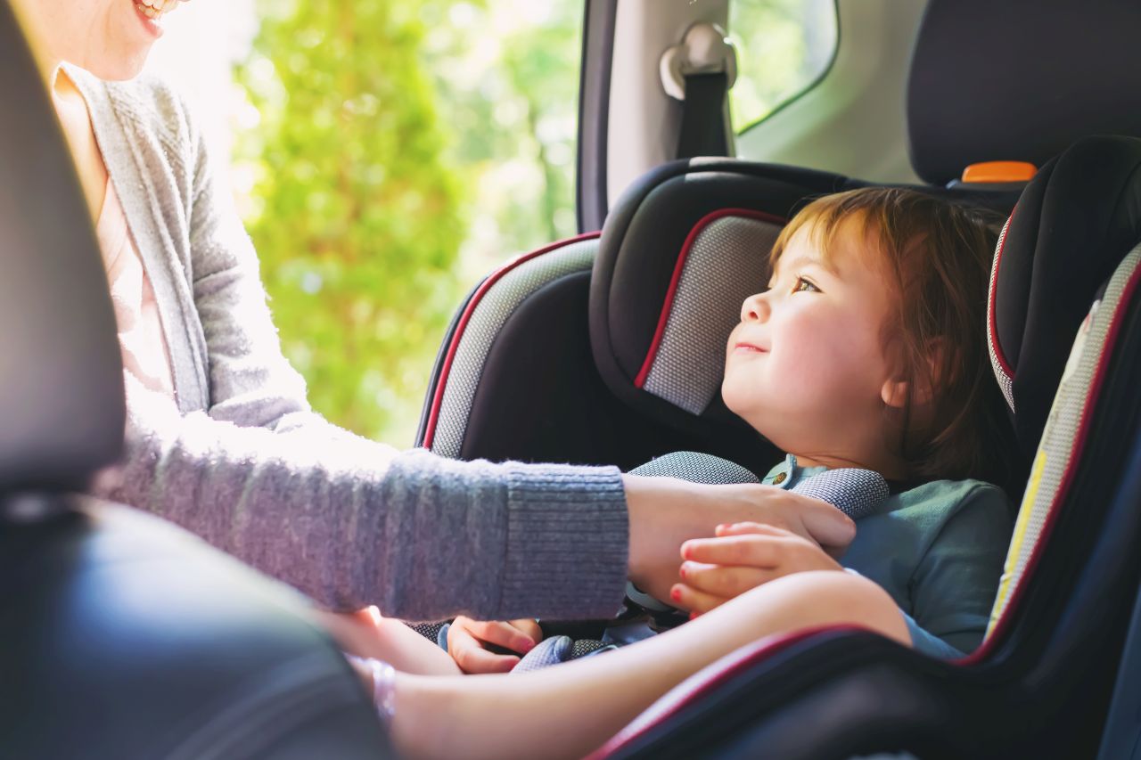 Jak zapewnić swojemu dziecku bezpieczeństwo w samochodzie?