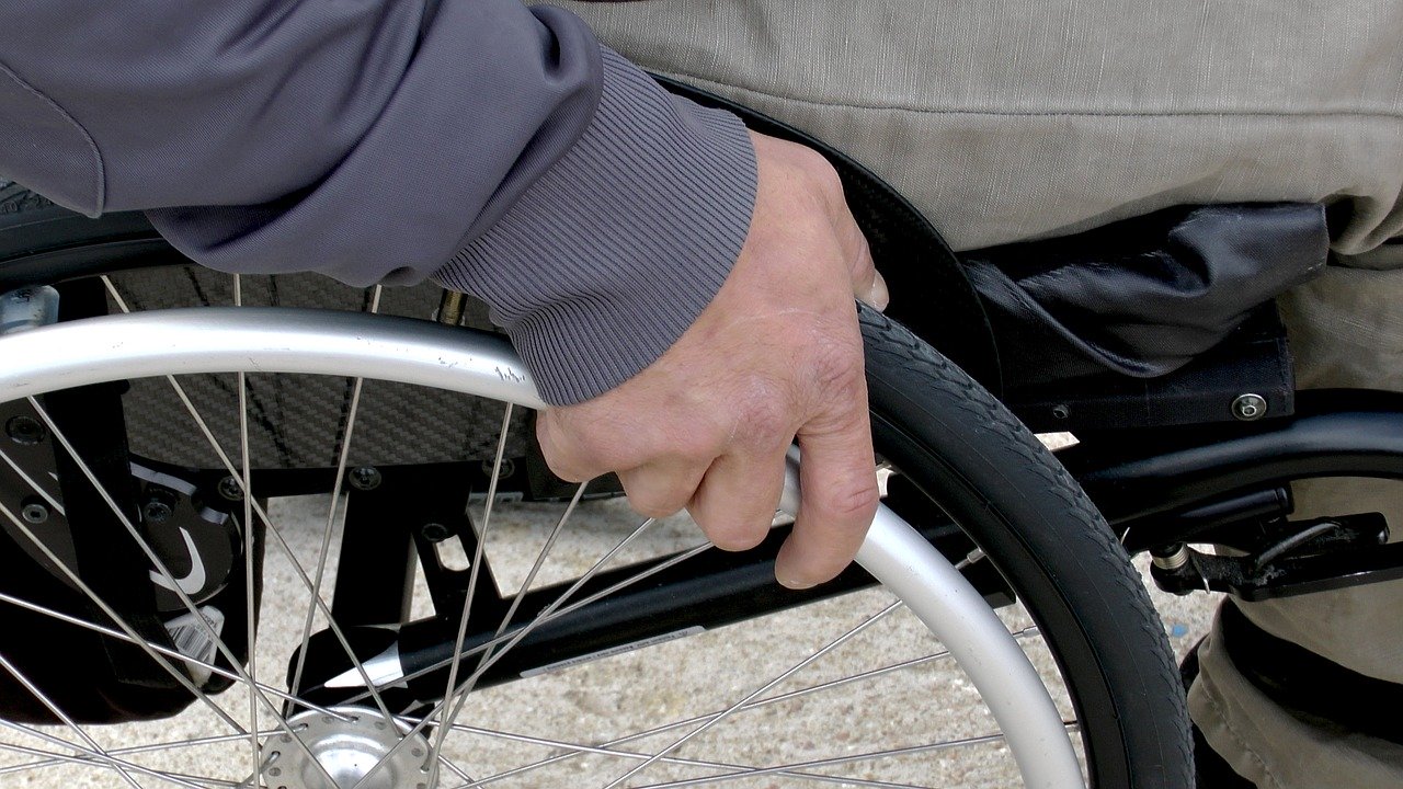 Wózek inwalidzki na skuter- jakie wiążą się z tym korzyści?